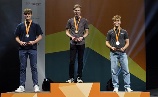 Gagnant de la discipline Automation : Dominic Brügger (au milieu), Halter AG